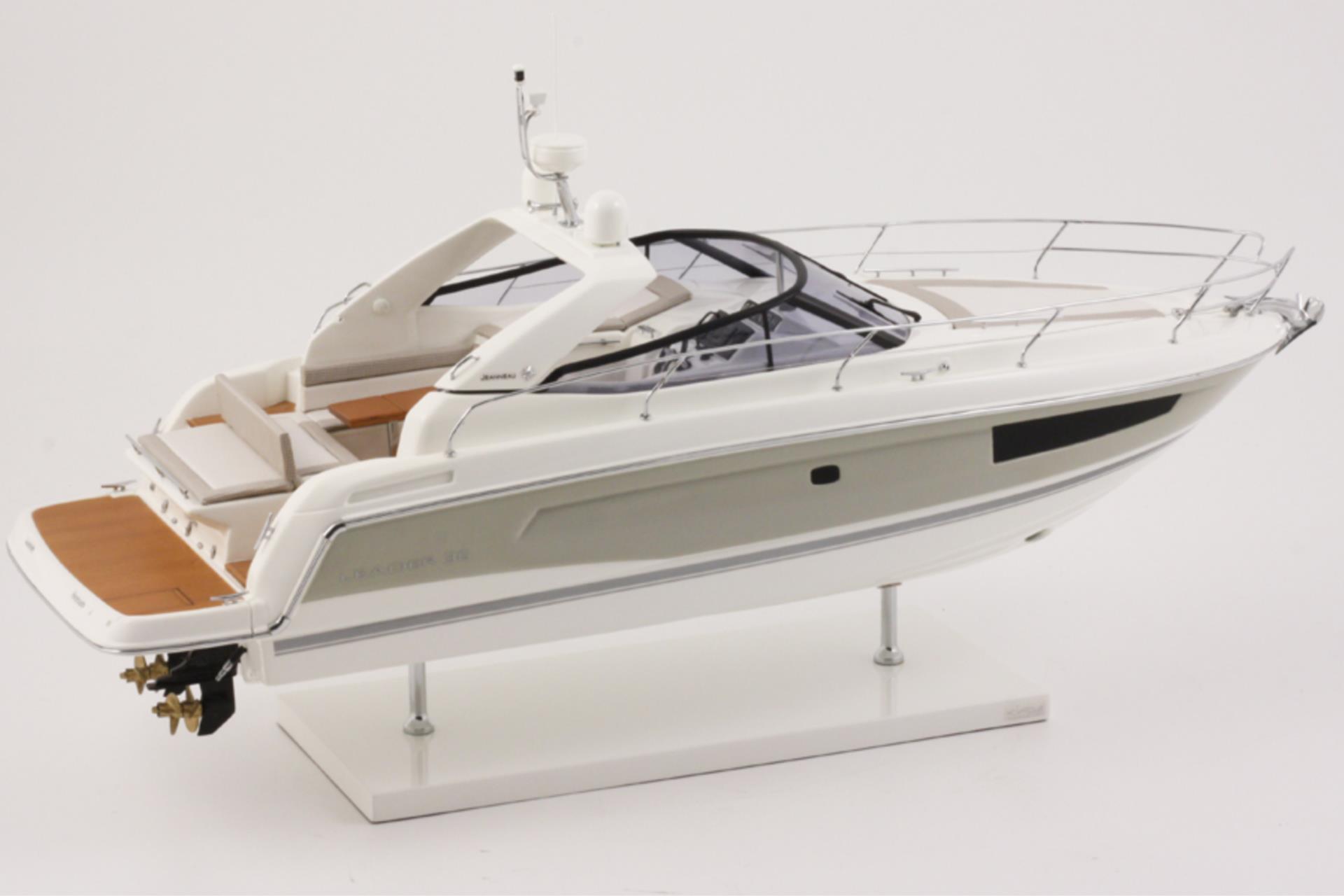 Kiade Modellschiff Jeanneau Leader 36 Open