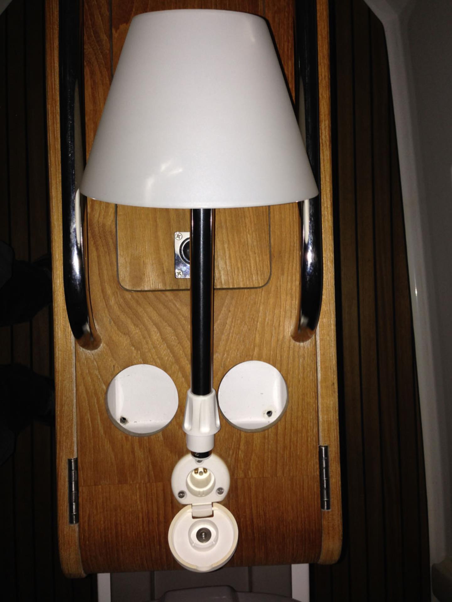 Osculati Steckbare LED Lampe mit Schirm , 10 W / 12 V Osculati Steckbare LED Lampe mit Schirm , 10 W / 12 V