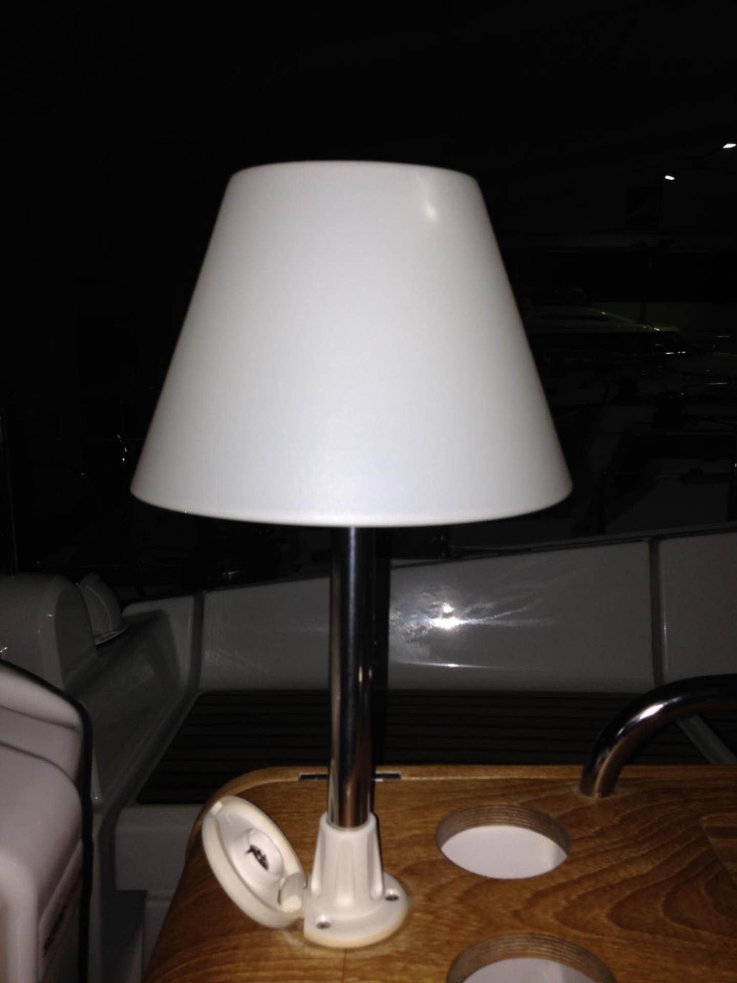 Osculati Steckbare LED Lampe mit Schirm , 10 W / 12 V Osculati Steckbare LED Lampe mit Schirm , 10 W / 12 V