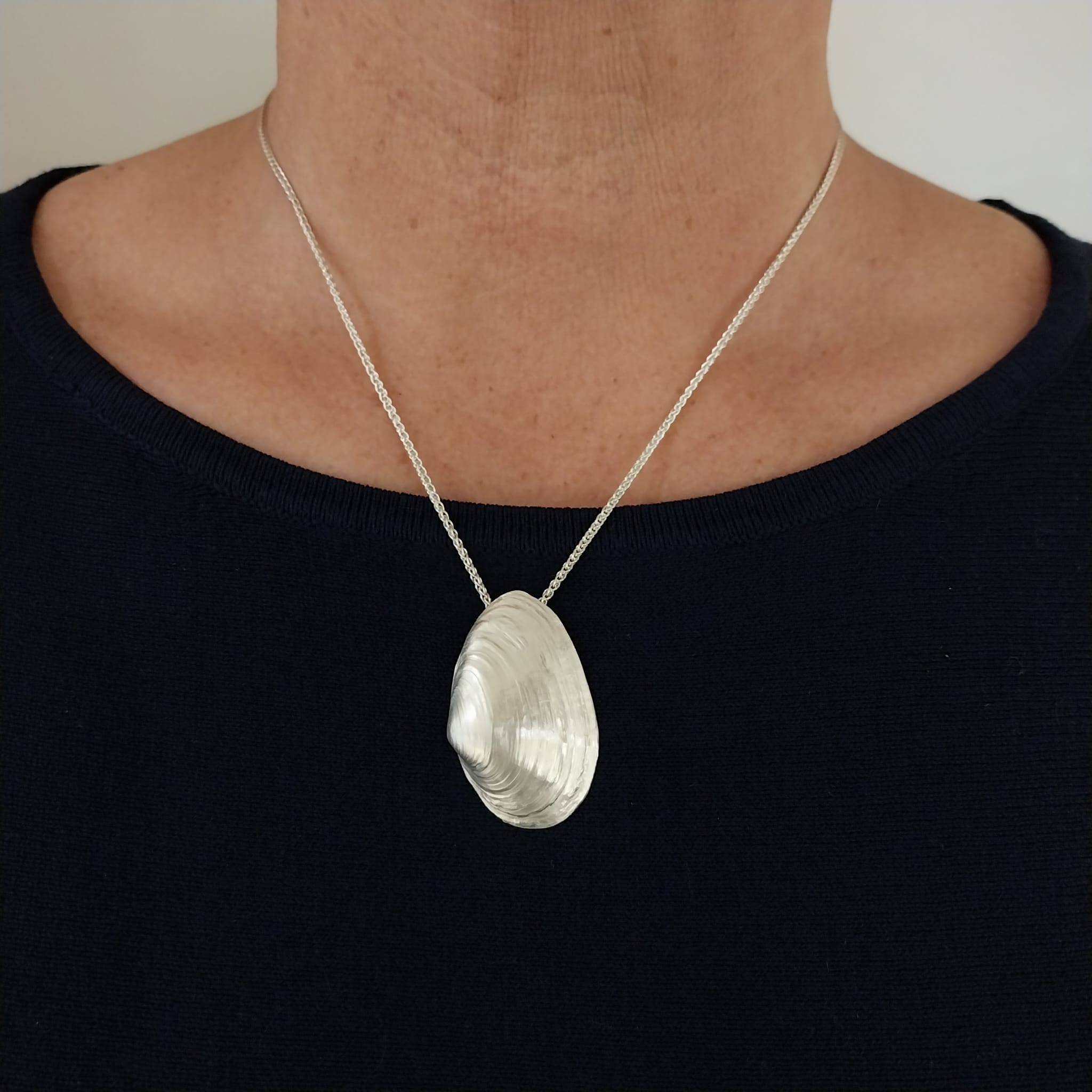 WattenLiebe Sandklaffmuschel Kettenanhänger 925er Silber (Größe 40 mm) 9,2 g