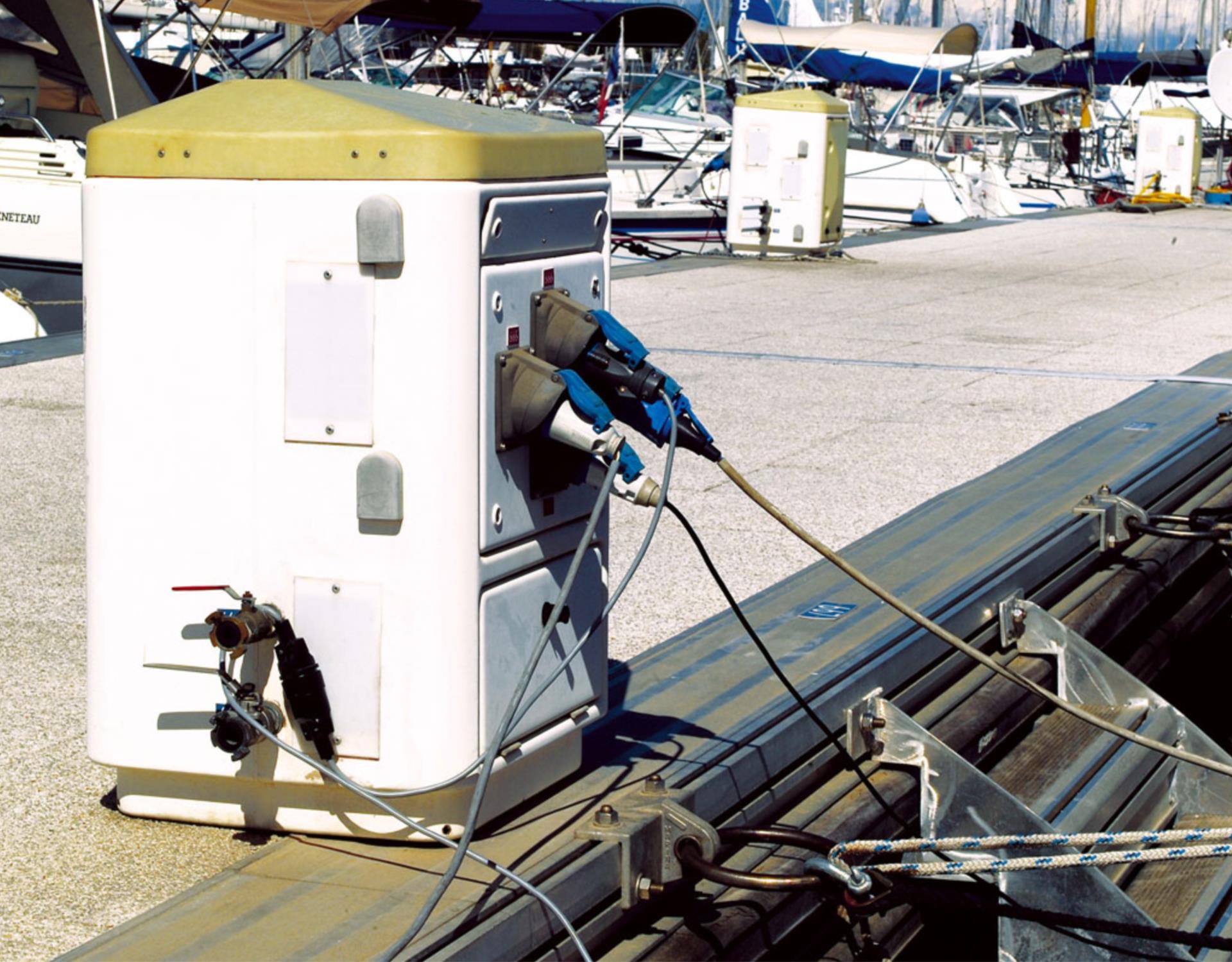 CEE Norm CEE-Aufbaudose, schräg CEE Norm CEE-Aufbaudose, schräg