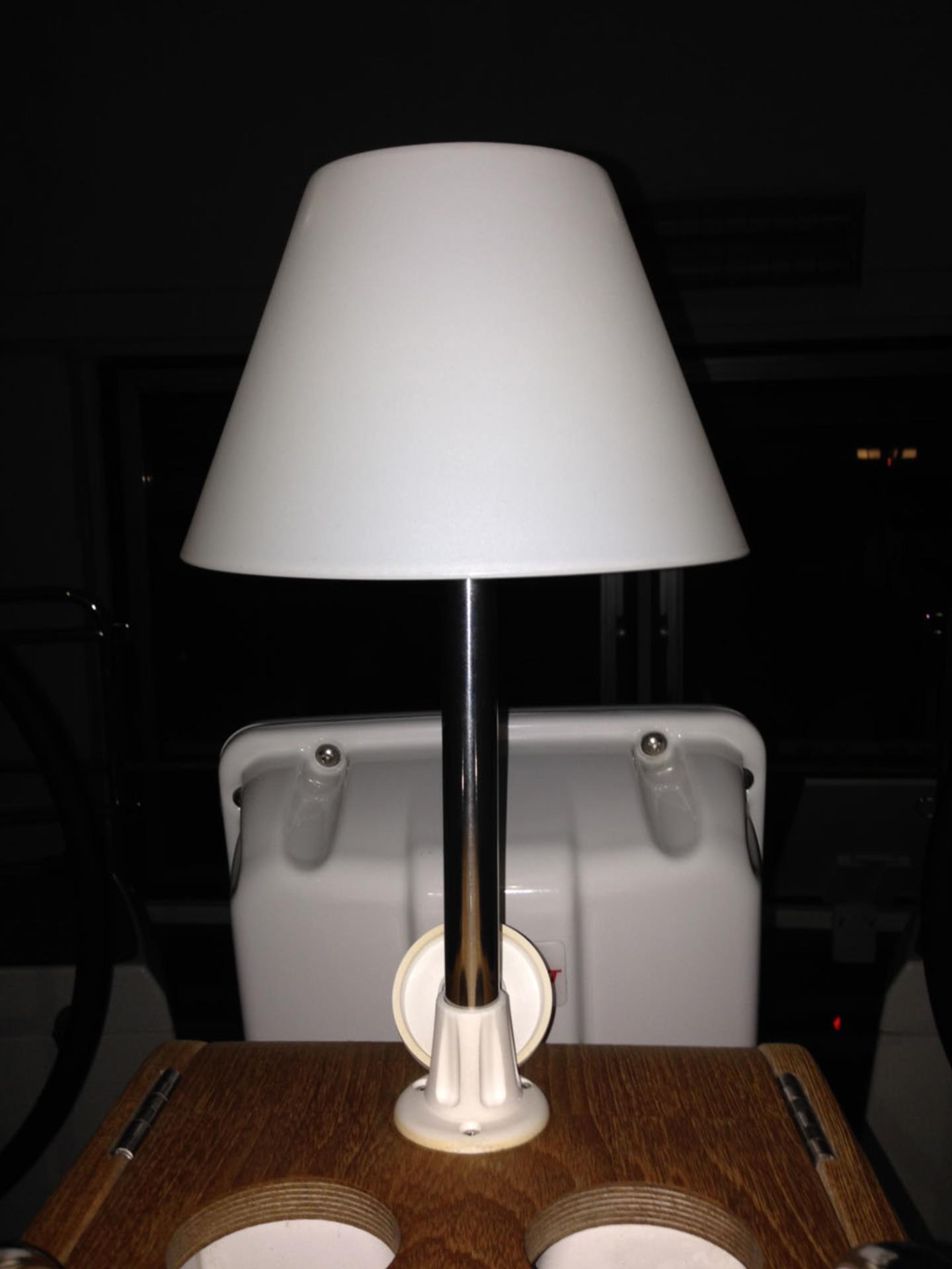 Osculati Steckbare LED Lampe mit Schirm , 10 W / 12 V Osculati Steckbare LED Lampe mit Schirm , 10 W / 12 V